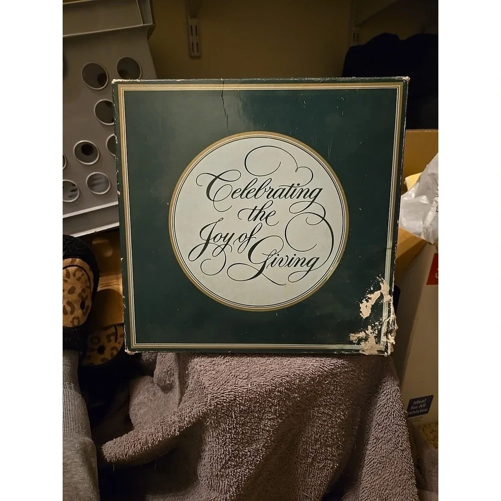 1983‎ Avon Christmas Memories Plate, original box